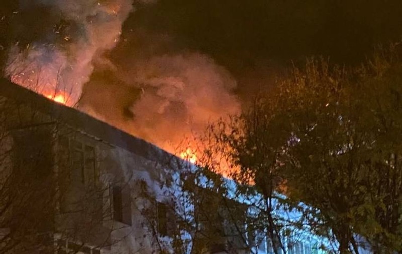 28 de persoane au fost evacuate dintr-un bloc din Slatina, după ce acoperișul a luat foc. Nimeni nu a fost rănit