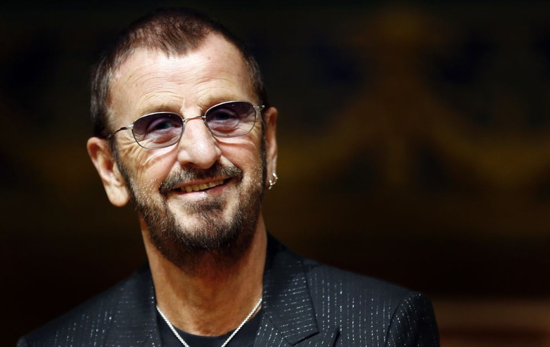 Ringo Starr și fondatorul BeeGees, Barry Gibb, făcuți cavaleri de regina Elizabeth a II-a