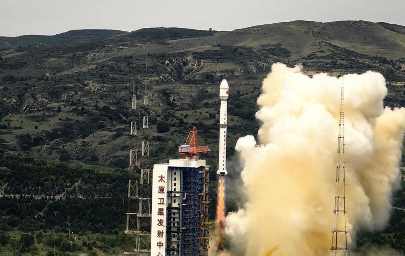 Peste 1.000 de sateliți și alte obiecte de pe orbita Pământului sunt puse în pericol după explozia unei rachete chinezești în spațiu