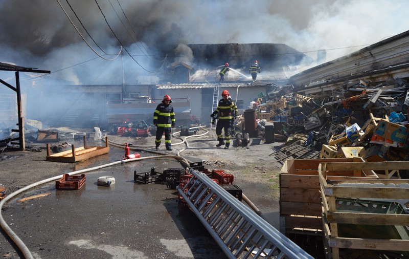 Incendiu puternic lângă Piața Mare din Brăila. Pompierii au stins focul după 8 ore