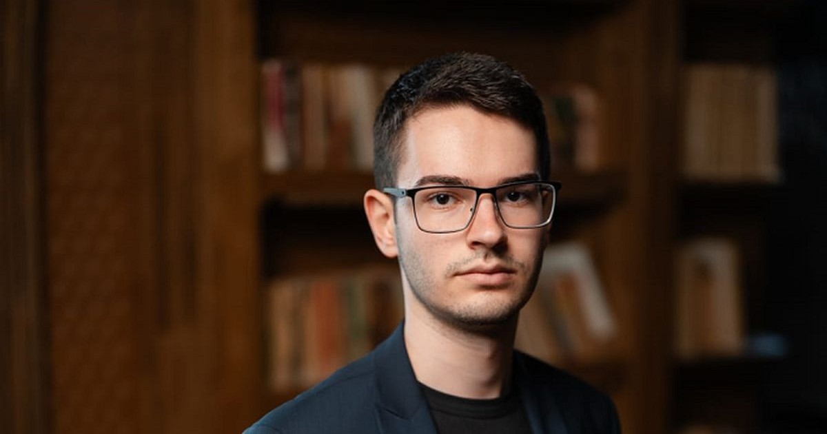 Un tânăr olimpic din Argeș, Emanuel Mazăre, dublu medaliat cu aur la competiții internaționale de matematică, a dat în judecată Ministerul Educației și Cercetării pentru refuzul acordării bursei de excelență olimpică de gradul I