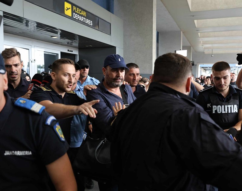 Darius Vâlcov, extrădat din Italia: flancat de jandarmi pe Otopeni, până la mașina care l-a dus la penitenciar. Are de ispășit o pedeapsă de 6 ani de închisoare