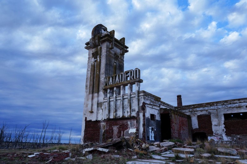 Vechiul abator din orașul fantomă Epecuen, din Argentina. | Foto: 123rf.com