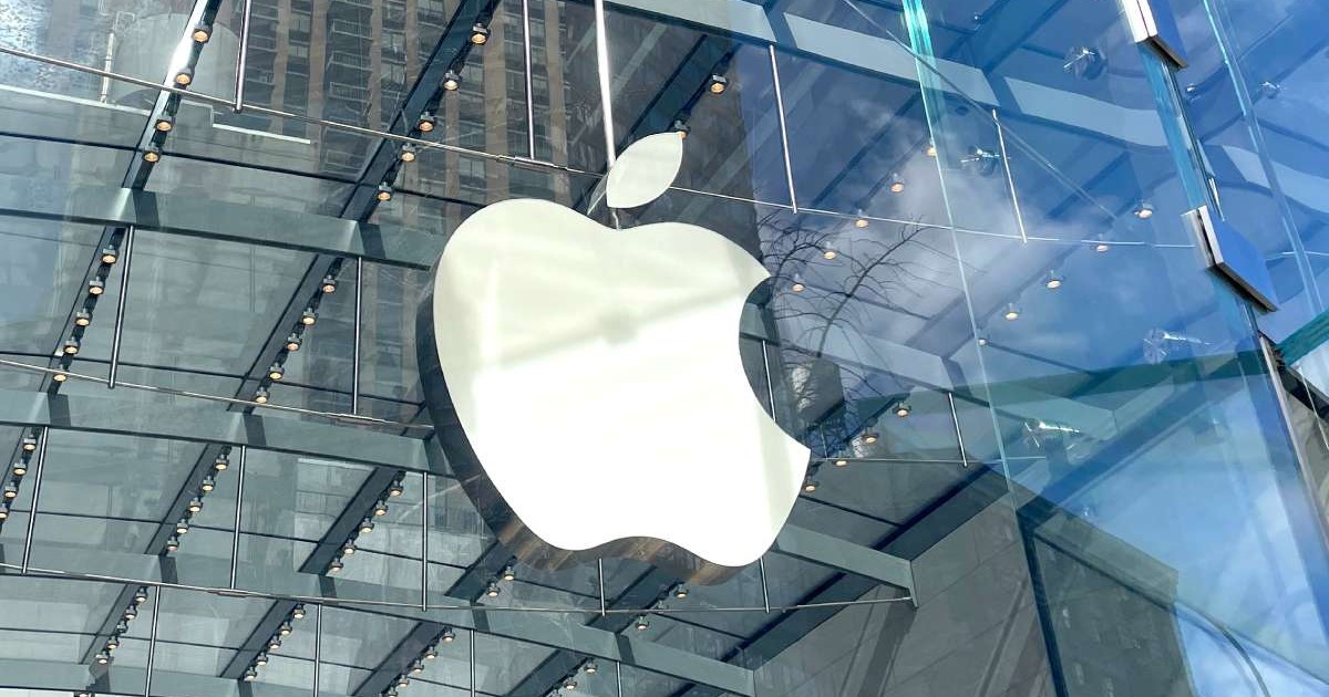 Logo-ul Apple pe fațada de sticlă a magazinului său oficial din New York.