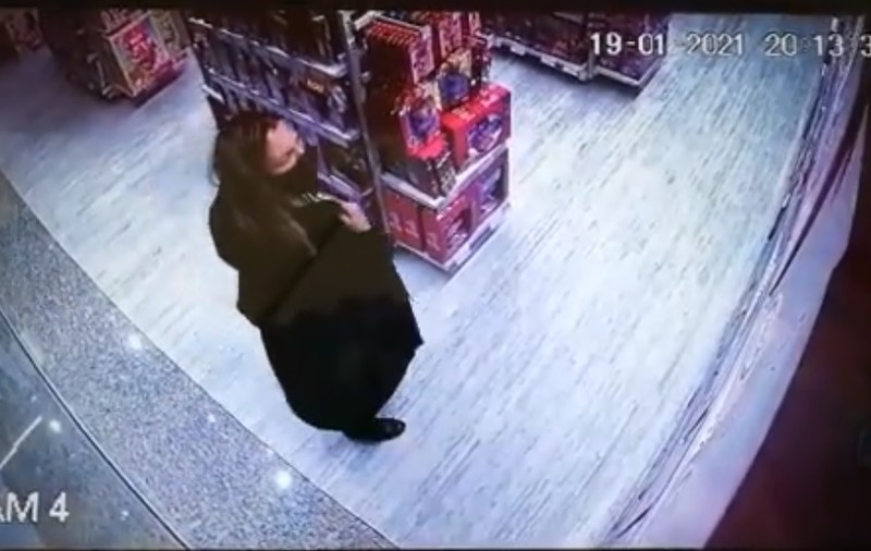 O învățătoare din Vâlcea, filmată în timp ce fură o păpușă dintr-un magazin, este acuzată și că a pierdut la păcănele 2.000 de euro de la părinți