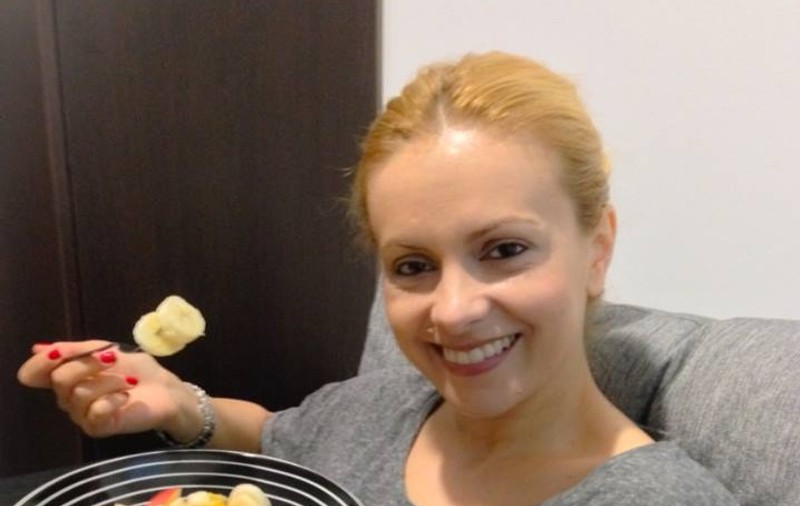 Simona Gherghe mănâncă SALATĂ DE FRUCTE, ÎN CINSTEA FOTBALISTULUI DANI ALVES