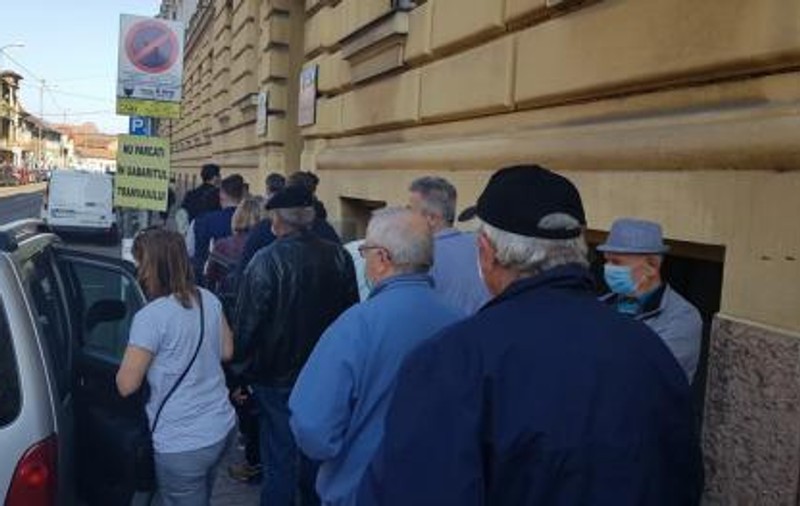 VIDEO| Cozi uriașe în fața primăriei din Oradea. Oamenii s-au înghesuit să-și plătească impozitele