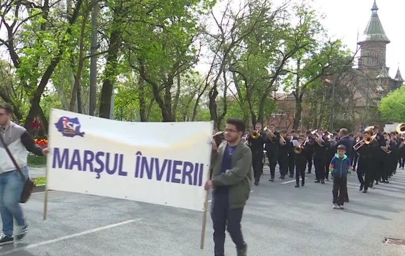 Marșul Învierii din Timișoara a reunit mii de credincioși. Evenimentul este unic în România