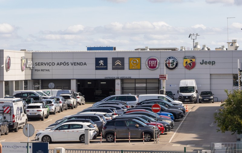 Invazia chineză continuă: Stellantis vrea să vândă patru uzine din Europa către Dongfeng, iar o altă fabrică ar putea produce mașini pentru FAW și Leapmotor