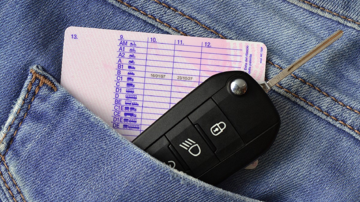 Cheie auto și permis de conducere în buzunarul blugilor