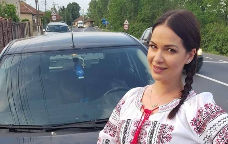 Pe Deea Maxer, Revelionul 2019 a prins-o la semafor. Singură pe stradă | VIDEO
