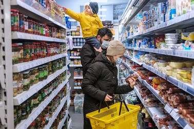 Constantin Velea, 30 de ani, împreună cu soția lui, Cristina, 35, și cu băiatul lor de 2 ani, Dominic, au venit pe 1 Decembrie la magazinul românesc din Dunstable, UK, ca să cumpere ingrediente pentru o tochitură cu mămăliguță.