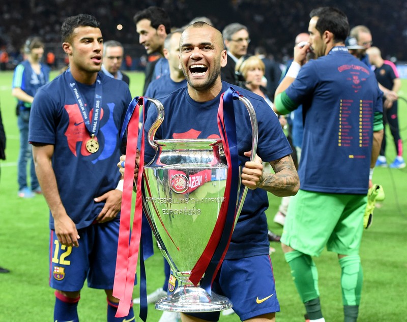 Dani Alves și-a prelungit contractul cu Barcelona până în 2017 / GALERIE FOTO
