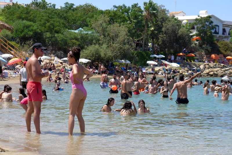 Mai mulți turiști fac plajă în Protaras, Cipru | Foto: EPA