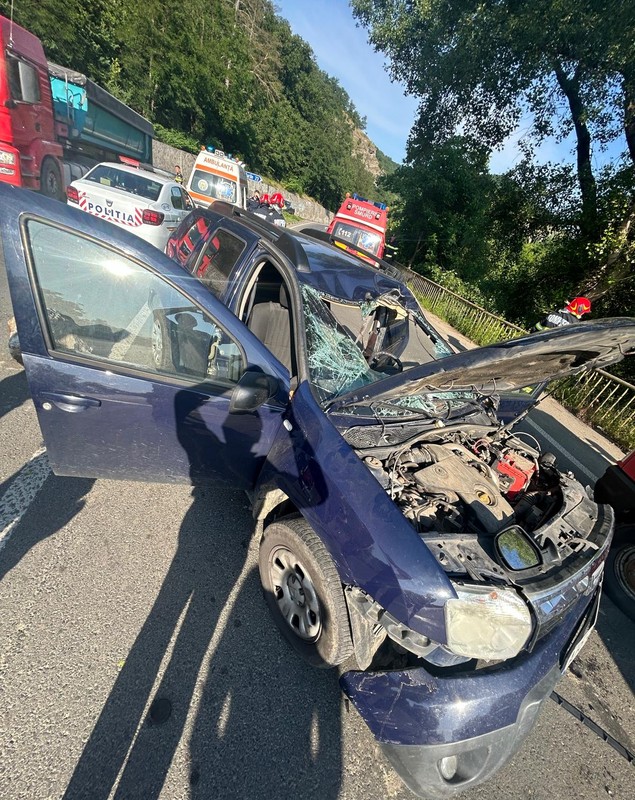 Consilier judeţean din Arad, rănit grav după ce mașina lui a fost lovită de un bolovan care a căzut de pe versant