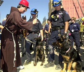 Un preot binecuvântează doi câini care aparțin de Departamentul de Poliție din New York: Kiefer și Atlas. Cei doi au ajutat la găsirea victimelor de la World Trade Center | Foto: EPA