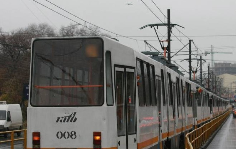 Taxi prins între două tramvaie, în Bucureşti. Două persoane au fost rănite, iar traficul a fost restricţionat