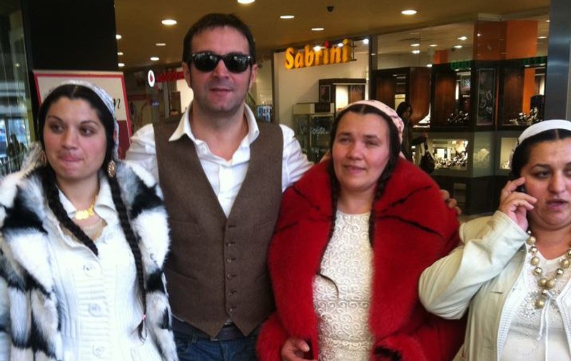 Daniel Buzdugan, asaltat de admiratoare la mall | FOTO