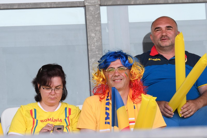 Fanii români crează o atmosferă excepțională pe Stadionului San Marino-Serravalle EPA-EFE/LUCA FANFANI