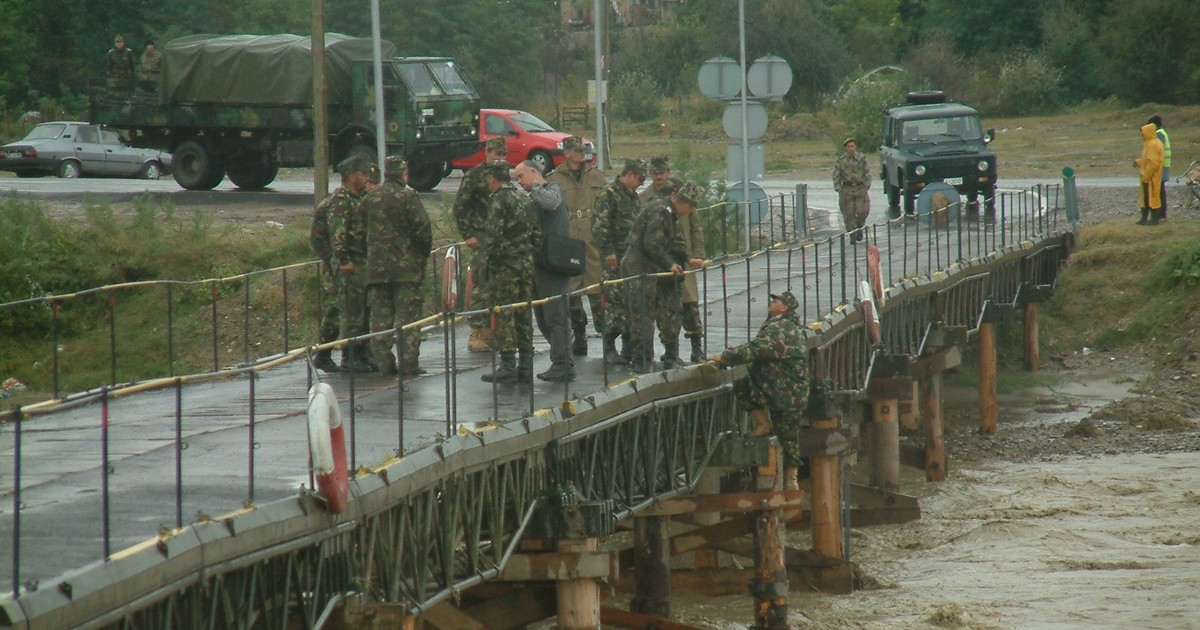Situația traficului rutier, în dimineața zilei de 29 iunie. Pod de pontoane pentru traficul greu, la Buzău. Construcția, necesară pe timpul lucrărilor la podul de la Mărăcineni
