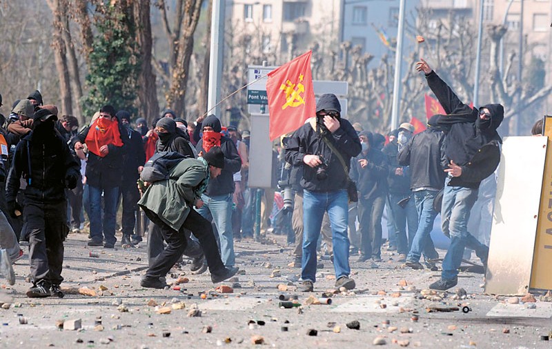 Delegaţia României, deturnată de manifestanţii anti-NATO