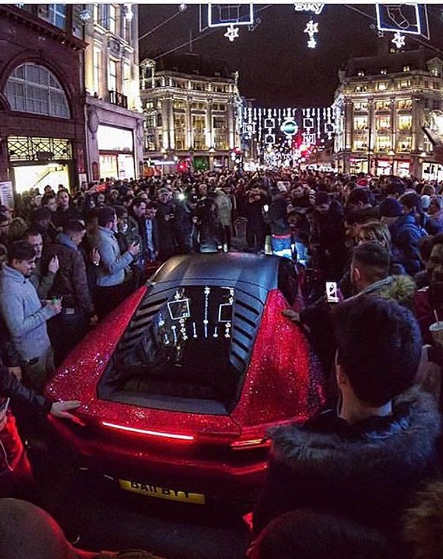Lamborghini Huracan, acoperit cu cristale Swarovski. E condus de o tânără din Moldova care face furori în Londra | FOTO&VIDEO
