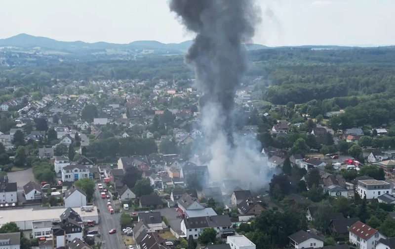 Doi pompieri voluntari, o femeie și un bărbat, uciși de o explozie în timp ce încercau să stingă un incendiu uriaș la un magazin de motociclete, în Germania