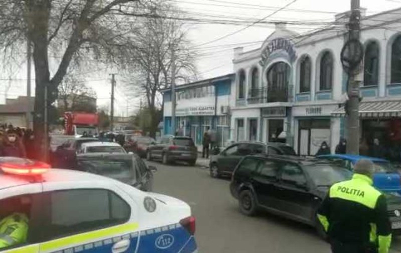 VIDEO | Înmormântare cu alai și lăutari la Constanța. Poliția a dat mai multe amenzi pentru nerespectarea măsurilor anti-COVID