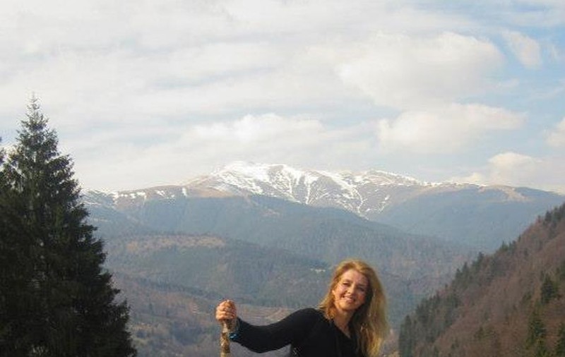 FĂRĂ FIŢE de VEDETĂ! BIANCA BRAD a "BUCĂTĂRIT" la două mâini şi a spălat vase la greu! | FOTO