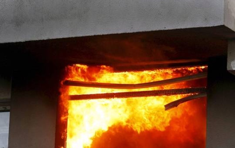 Incendiu de proporții la Paris! O femeie a sărit de la etaj și alte 16 persoane au fost rănite