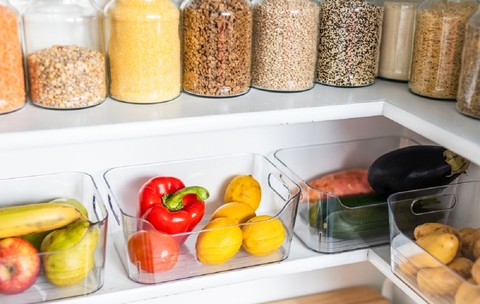 Cămara perfect organizată: estetică, eficiență vizuală și control real asupra risipei alimentare