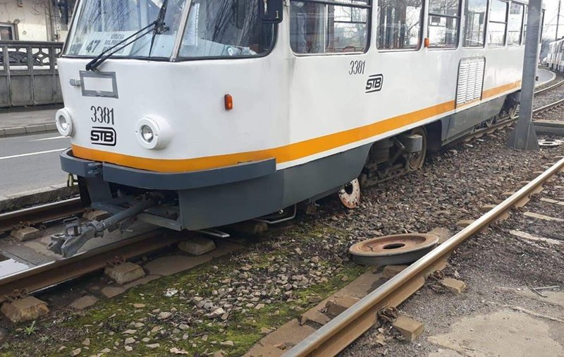 Tramvaiul 47 rămas fără o roată în zona Parcului Carol din București are peste 40 de ani și trecuse prin reparații generale în noiembrie anul trecut