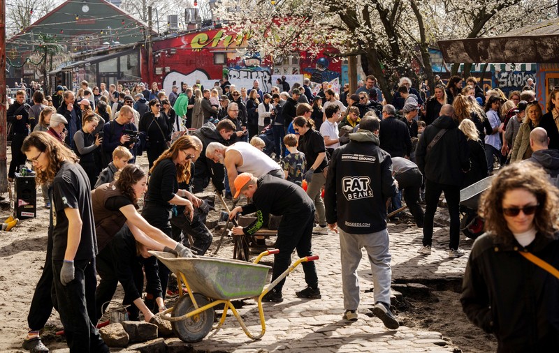 Copenhaga a închis strada principală din celebra enclavă hippie Christiania, după ce comerțul cu canabis și crimele au luat amploare. VIDEO