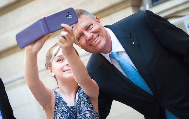 Klaus Iohannis A DAT ÎN MINTEA COPIILOR! FOTO