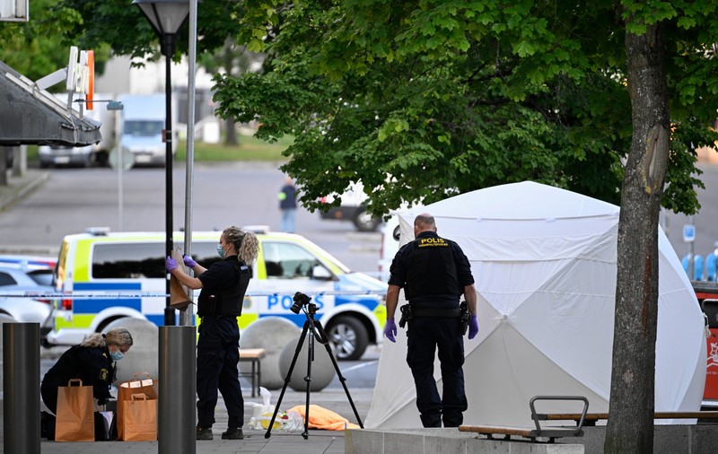 Un adolescent a murit și trei persoane au fost rănite, după un atac armat la Stockholm. Doi suspecți au fost arestați