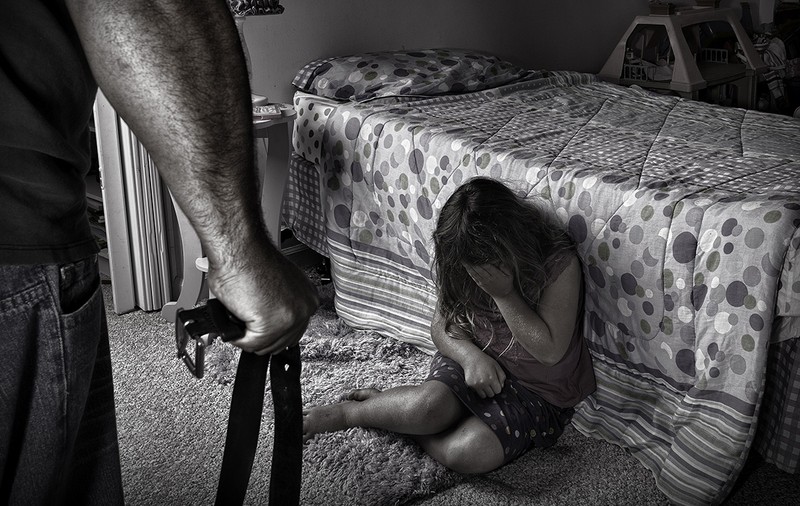„Trebuie să te pregătesc pentru când vei fi mare”, i-a spus tatăl fetei lui de 12 ani. O judecătoare i-o dăduse în grijă abuzatorului fără să cerceteze actele din dosar!