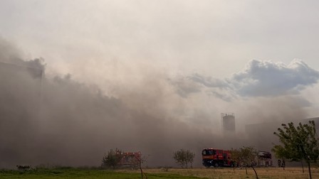 Pompieri care intervin la locul unui incendiu