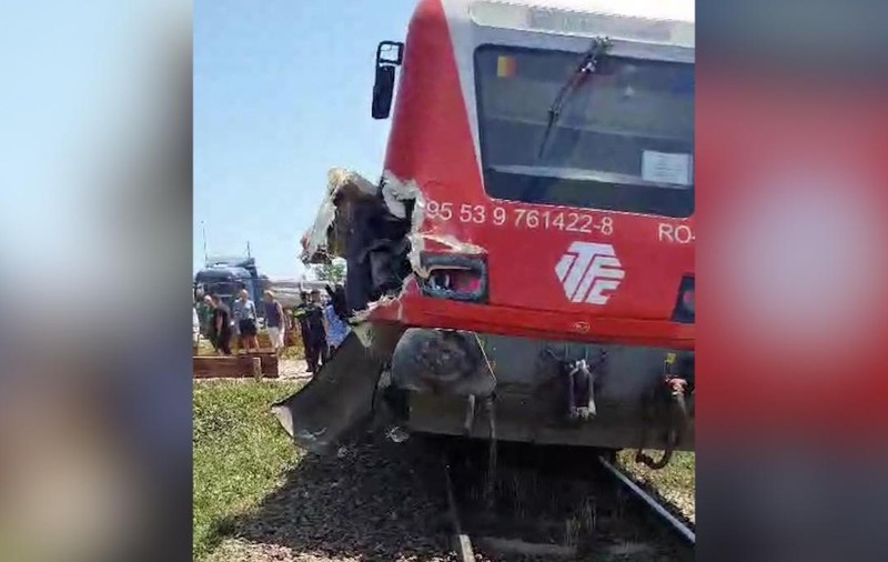 Accident feroviar la Tuzla, pe linia Constanța - Mangalia, după ce un tren privat cu 40 de călători la bord a lovit un camion încărcat cu piatră
