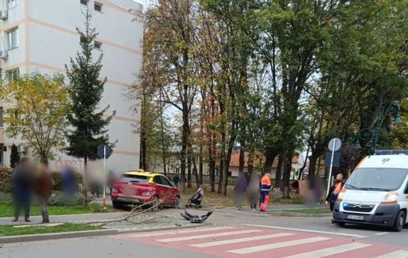 O femeie și copilul ei din cărucior, loviți de o mașină care a ricoșat pe trotuar după un accident, în Rădăuți