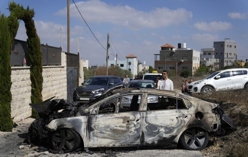 Case și mașini dintr-un sat de palestinieni din Cisiordania, incendiate de coloniștii israelieni