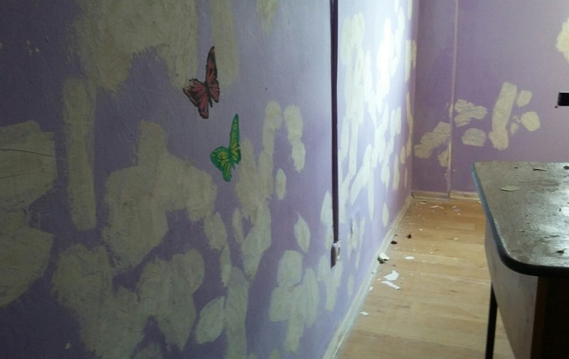 Mesaje de dragoste sau ură și desene cu inimi sau fluturași, pe pereţii camerelor căminelor Universităţii din Galaţi. Ce spun muncitorii care le vor vărui