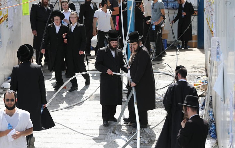 „Zăceam peste cineva care nu respira. Am văzut copii sub mine”. Mărturii de coșmar după busculada cu zeci de morți din Israel