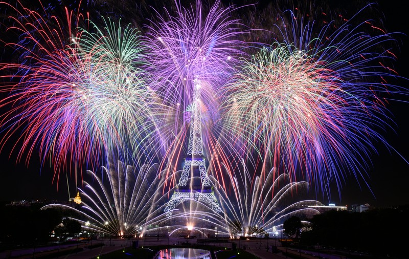 VIDEO & FOTO | Spectacol impresionant de artificii la Turnul Eiffel, de Ziua Națională a Franței