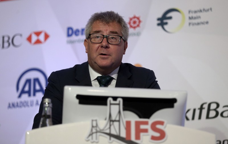 Fostul eurodeputat polonez care a decontat drumuri fictive cu mopedul și cu tractorul la Bruxelles, luat pe sus din aeroport. De ce este acuzat