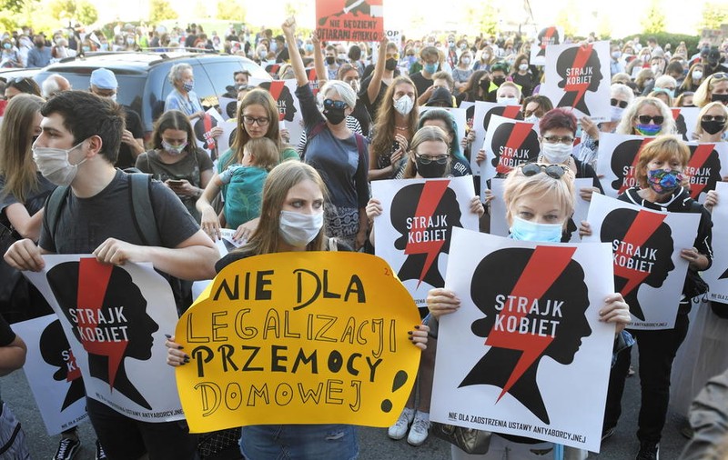 Polonia s-a retras din convenția europeană privind violența împotriva femeilor. Decizia a provocat proteste în mai multe orașe