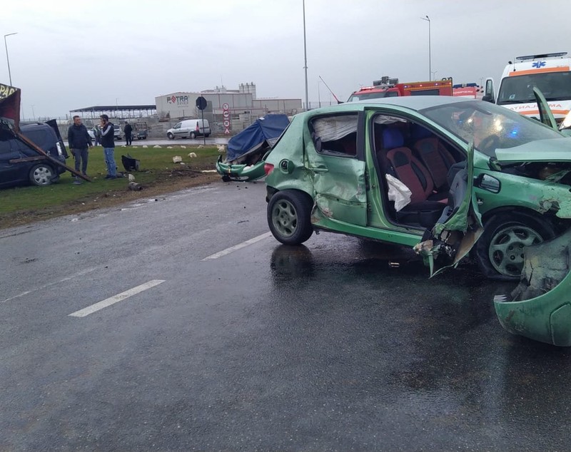 Trei persoane, rănite, după ce două mașini s-au ciocnit pe DN1A, în apropiere de Ploieşti