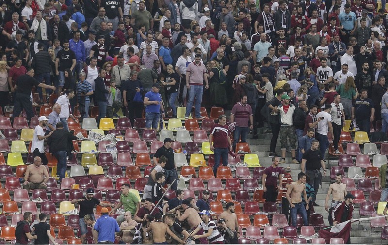 Bătaie pe străzi după FCSB - Astra! Ororile războiului, episodul 2. După ce l-au batjocorit pe Duckadam, suporterii din Peluza Sud i-au atacat pe susținătorii echipei lui Becali