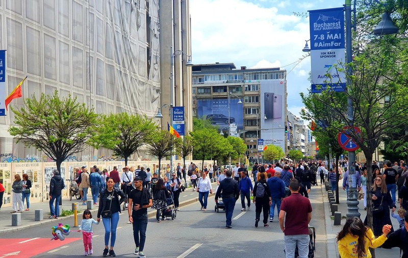 Ziua Muncii și a pietonilor. Mii de bucureșteni, la plimbare pe Calea Victoriei de 1 mai