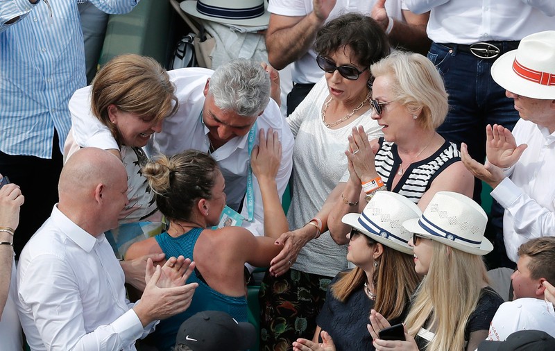 Cum s-a bucurat Simona Halep după ce a câștigat trofeul la Roland Garros. A plâns în loja părinților / GALERIE FOT