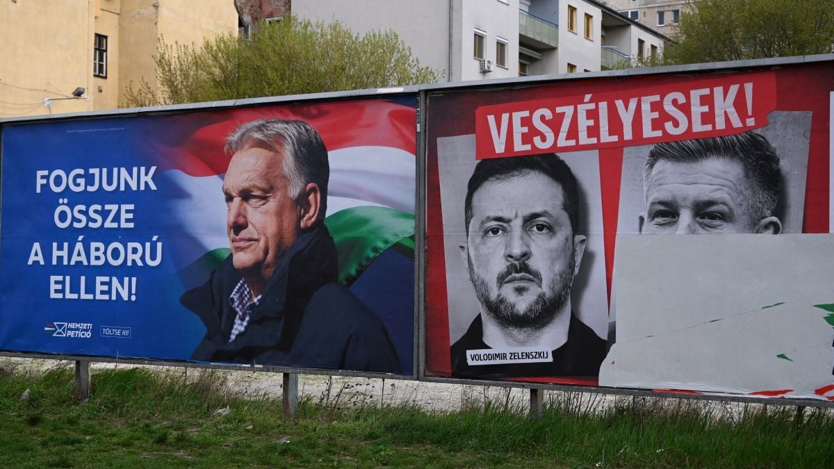 Un panou de campanie electorală pentru alegerile din Ungaria din 2026 în care apare Viktor Orban, iar în dreapta un banner cu Peter Magyar, liderul opoziției, și Volodimir Zelenski